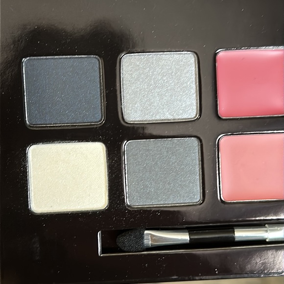 NWOT Flower beauty eye and lip palette - Picture 3 of 3